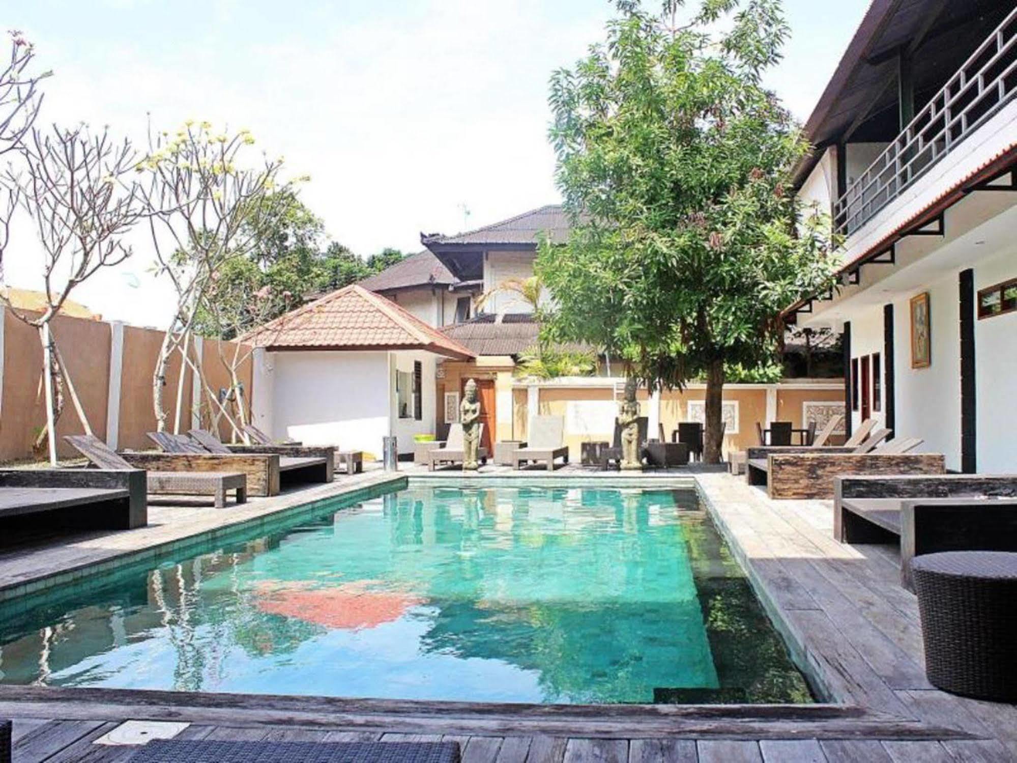 Mirah Hostel Legian Exterior foto
