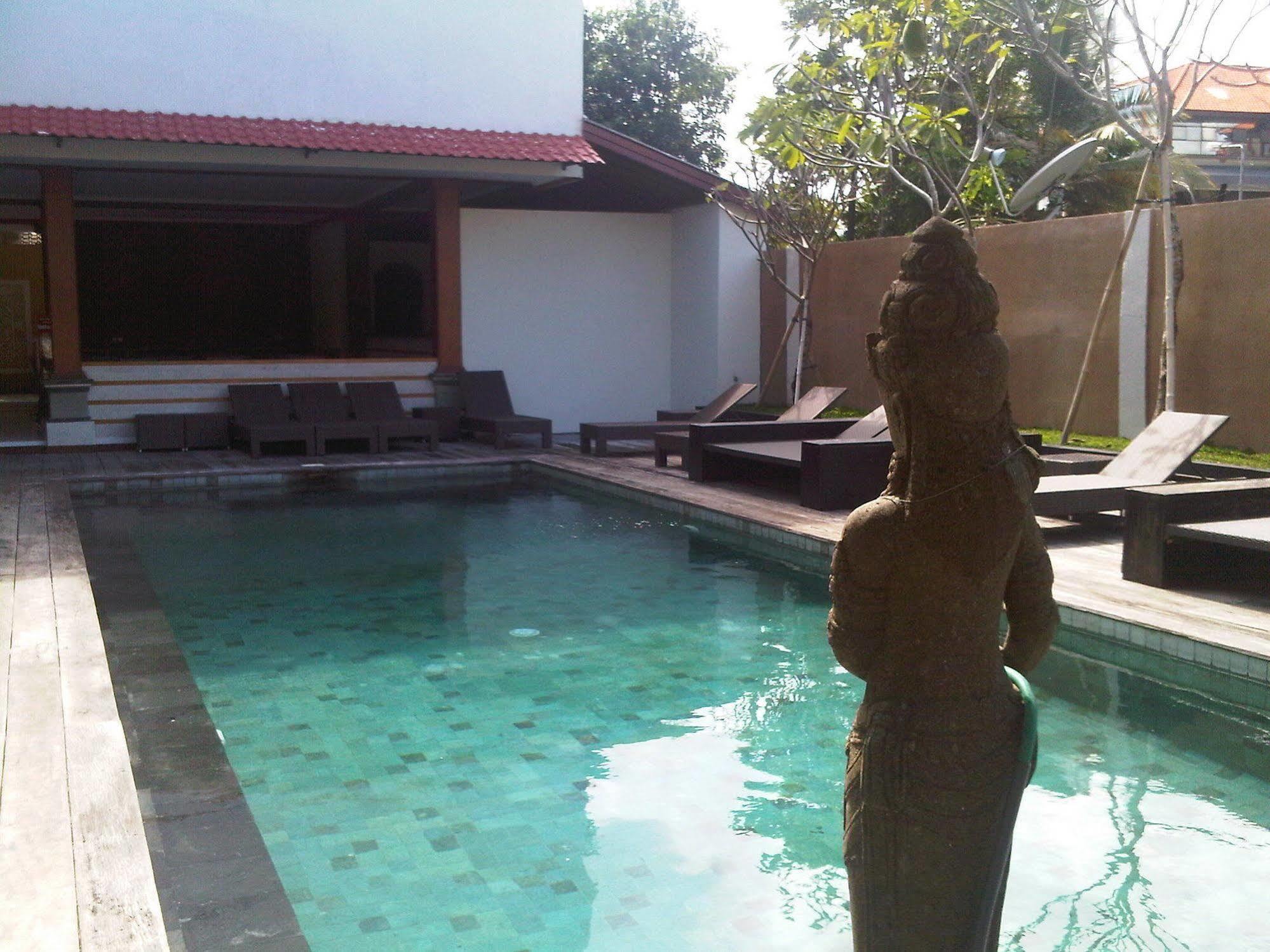 Mirah Hostel Legian Exterior foto