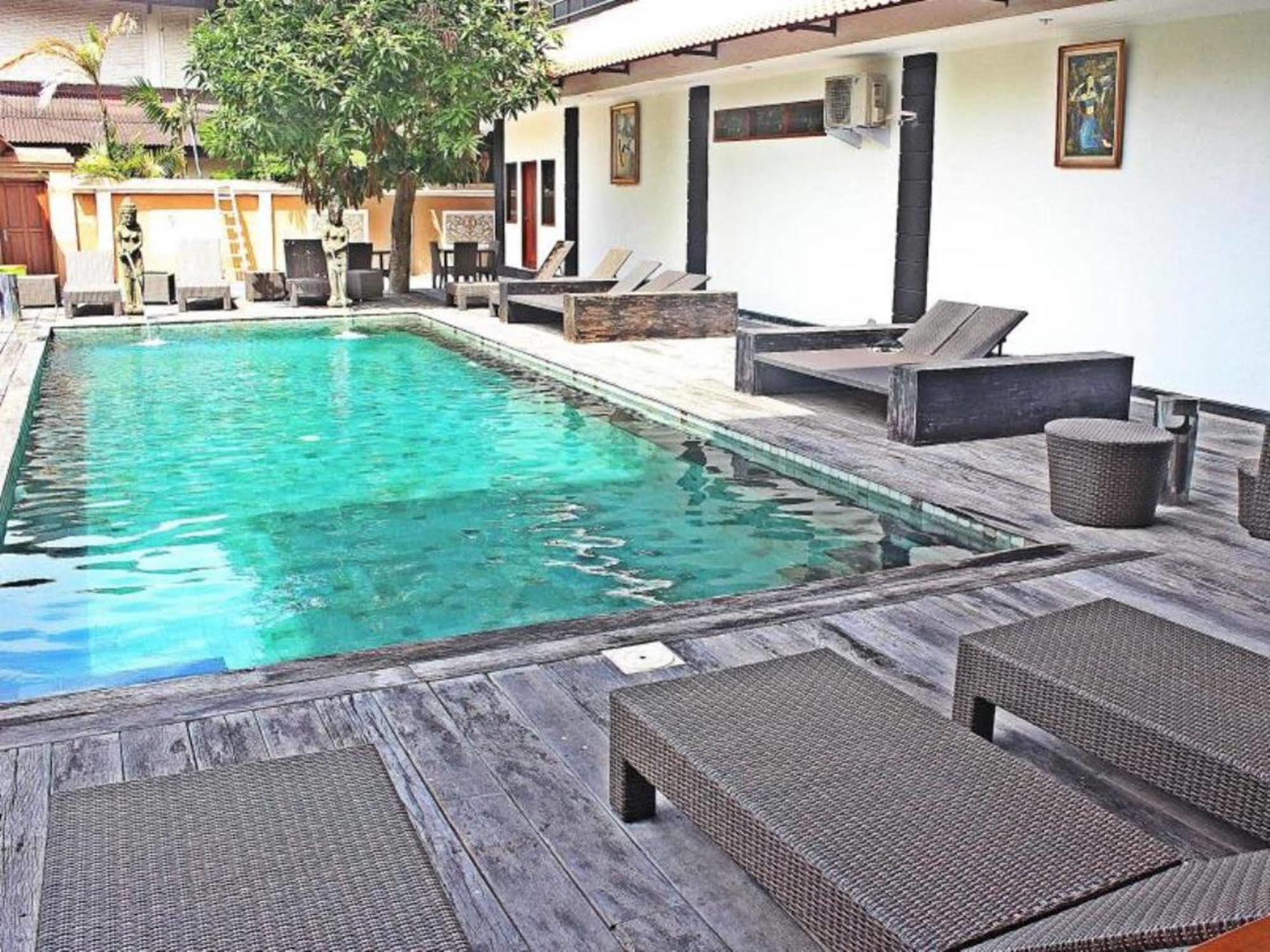 Mirah Hostel Legian Exterior foto