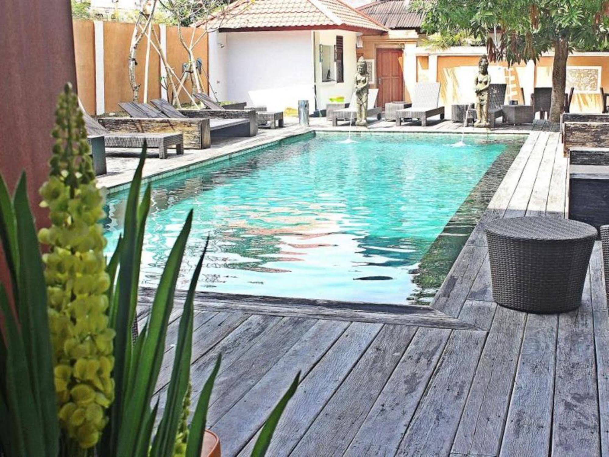 Mirah Hostel Legian Exterior foto